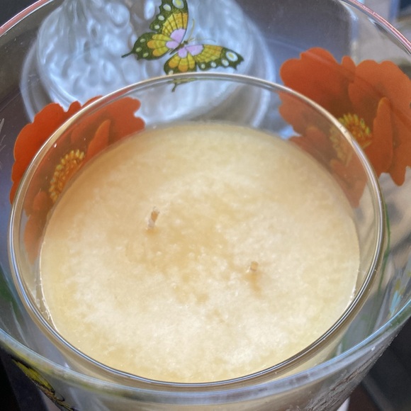 Excellent Condition- Pier 1 spiced pear candle with decorative cover & pedestal - Picture 2 of 13